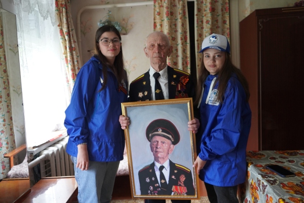 Поздравили ветерана и подарили портрет, нарисованный Волонтёрами Победы.